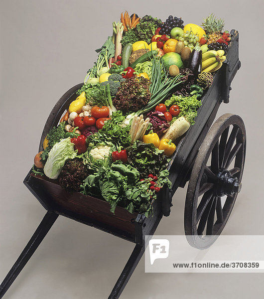 Alter Holzkarren mit frischem Obst und Gemüse