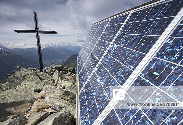 Sonnenkollektor und Gipfelkreuz am Gipfel der Bettmeralp  Kanton Wallis  Schweiz  Europa