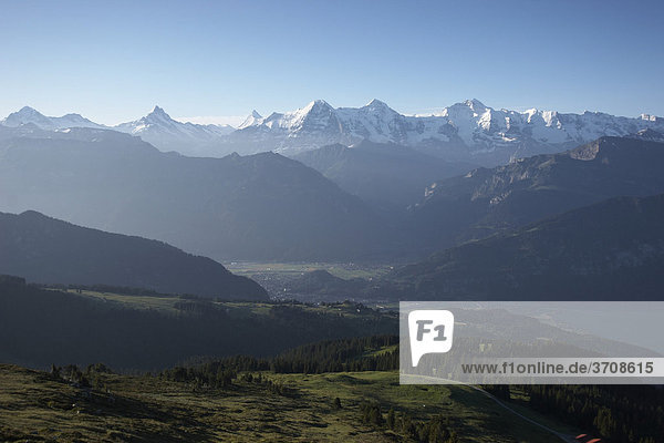 Bergpanorama  Blick vom Niederhorn auf Interlaken und das Bergmassiv der Berner Alpen mit Eiger  Mönch und Jungfrau  Kanton Bern  Schweiz  Europa Bergpanorama