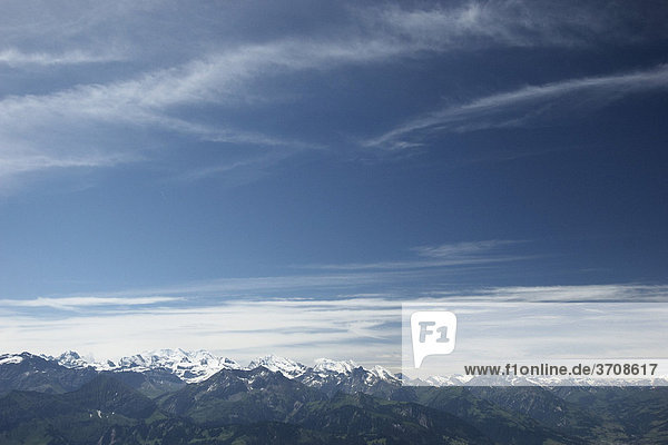 Bergpanorama  Blick vom Niederhorn auf das Bergmassiv der Berner Alpen  Kanton Bern  Schweiz  Europa Bergpanorama