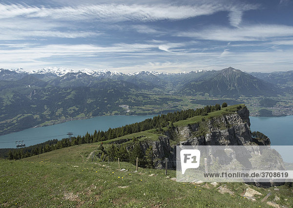 Blick auf die Bergstation am Niederhorn mit Thuner See und Bergmassiv der Berner Alpen  Kanton Bern  Schweiz  Europa