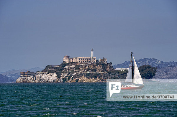 Gefängnisinsel Alcatraz und Segelboot in der Bucht von San Francisco  Kalifornien  USA