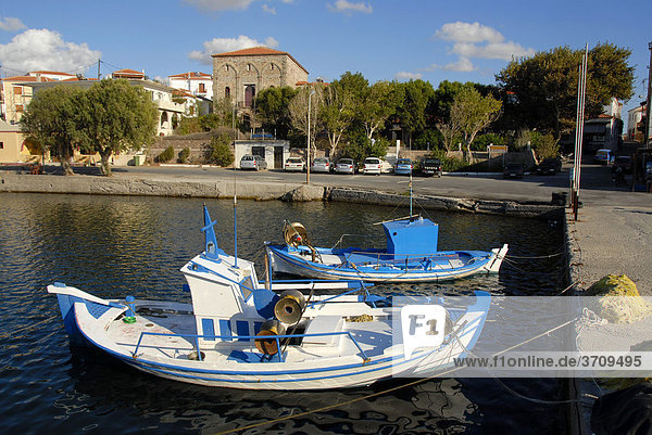 Kleine Fischerboote im Hafen  Sigri  Insel Lesbos  Ägäis  Griechenland  Europa