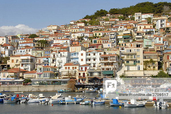 Stadt am Hafen mit Fischerbooten  Plomari  Insel Lesbos  Ägäis  Griechenland  Europa