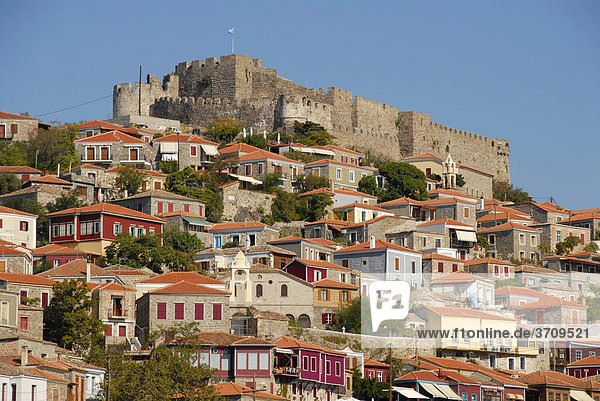 Bunte Häuser der Altstadt  alte Festung  Mithymna  Molyvos  Molivo  Lesbos  Ägäis  Griechenland  Europa
