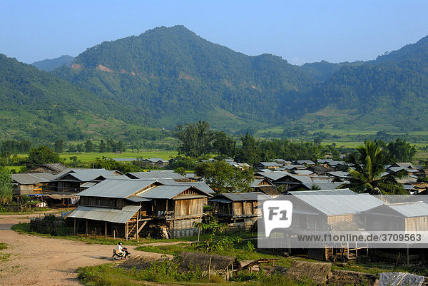 Dorf mit Hütten aus Holz und Dächern aus Wellblech im Tal  Ou Tai  Distrikt Gnot Ou  Yot Ou  Phongsali Provinz  Phongsaly  Laos  Südostasien  Asien