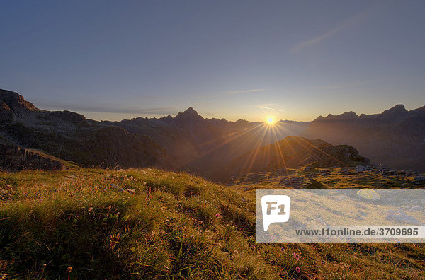 Sonnenaufgang mit Bergrücken und Biwakzelt  Hinterhornbach  Lechtal  Außerfern  Tirol  Österreich  Europa