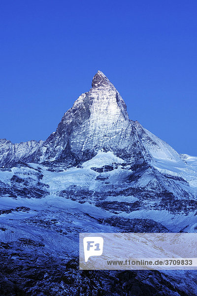 Matterhorn im Licht der Dämmerung  Zermatt  Wallis  Schweiz  Europa