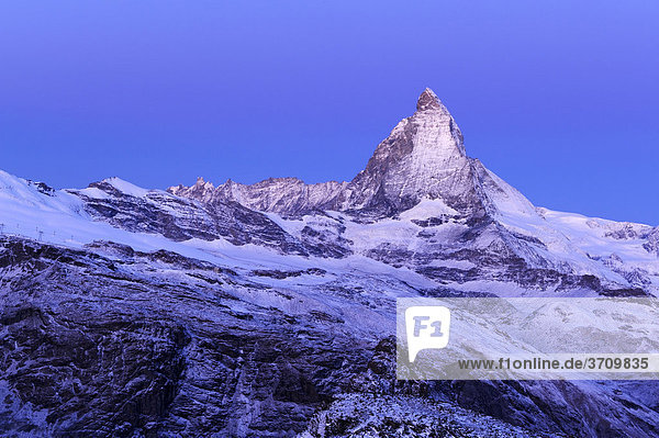 Matterhorn zur blauen Stunde  Zermatt  Wallis Schweiz