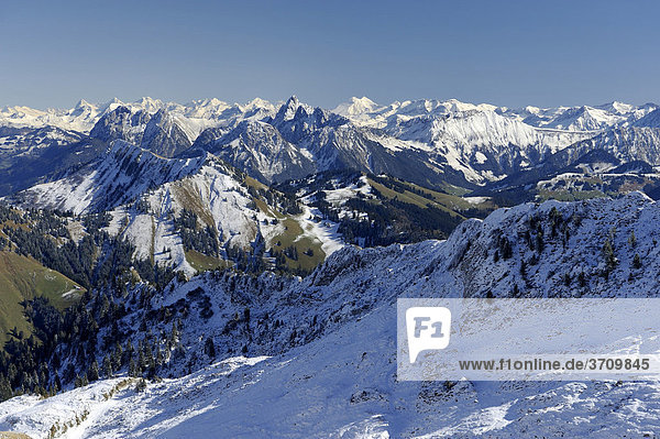 Sicht vom Roche de Naye in die Berner Alpen mit Eiger  Mönch und Jungfrau hinten  Waadtland  Schweiz  Europa