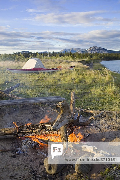 Lagerfeuer  Abend  hinten ein Zelt  Camping  Yukon River  Yukon Territory  Kanada