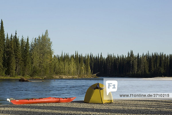 Zelt  Camp  Kajak  Kiesbank  oberer Liard River Fluss  Yukon Territory  Kanada