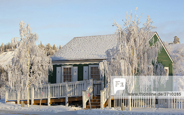 Reif-bedecktes historisches Haus aus Holz und Bäume  1st Avenue  Whitehorse  Yukon Territory  Kanada Holzhaus