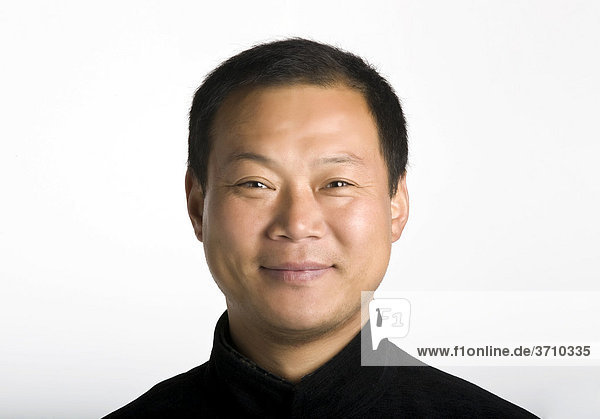 Portrait  chinesischer Taiji Meister Cheng Lijun  freundlicher Gesichtsausdruck  lächelnd  Kopfbild