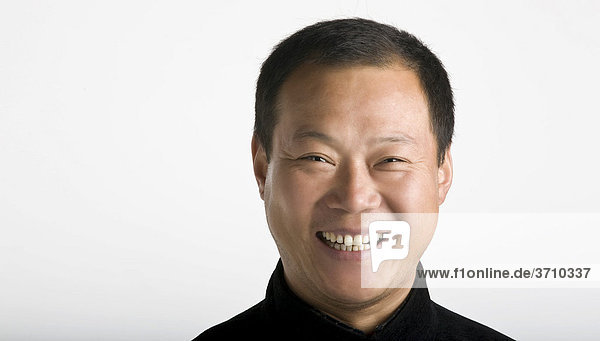 Portrait  chinesischer Taiji Meister Cheng Lijun  lachend  Kopfbild