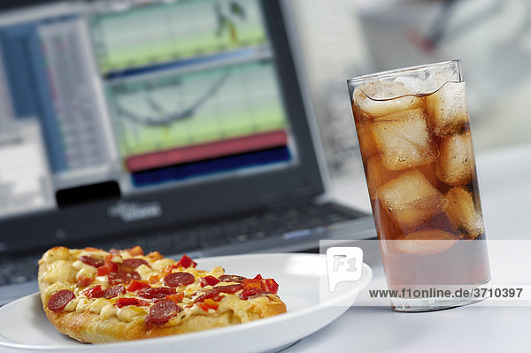 Pizza  Cola  Symbolbild schnelles Mittagessen