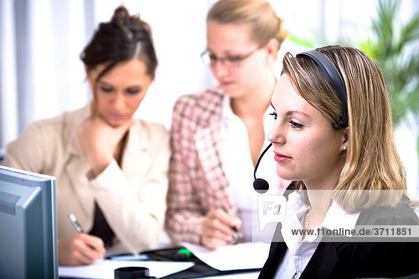 Junge Frau mit dem Headset im Büro