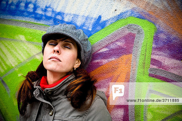 Frau an Wand mit Graffiti
