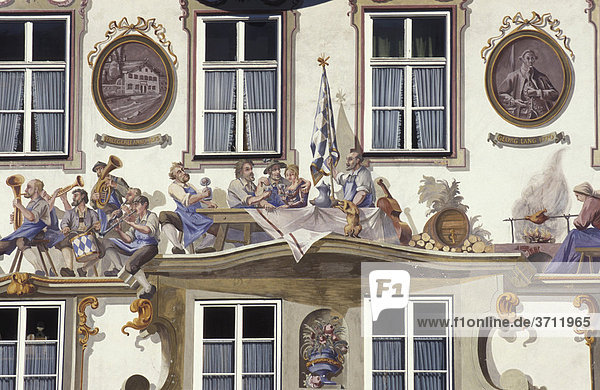 Lüftlmalerei an einem Haus in Oberammergau Oberbayern Bayern Deutschland Europa