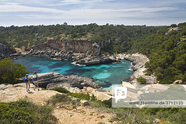 Mutter und Tochter wandern zur Bucht Cala s'Almonia  Mallorca  Balearen  Mittelmeer  Spanien  Europa