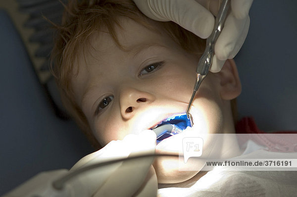 Junge 5 jahre beim Zahnarzt
