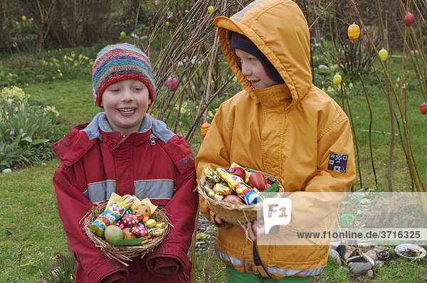 Zwei Kinder beim erfolgreichen Osternest suchen