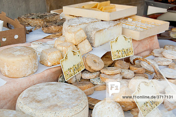 Schafskäse am Marktstand