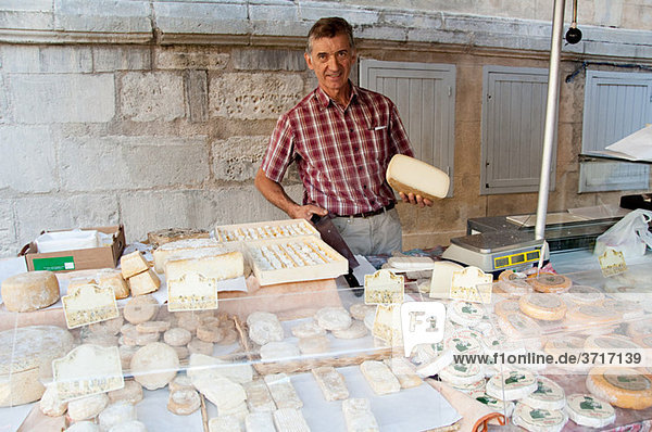 Mann am Schafskäsemarktstand in Frankreich