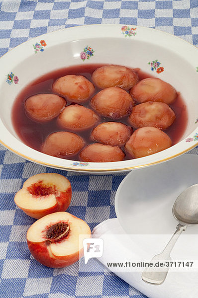 Pfirsiche in Sirup