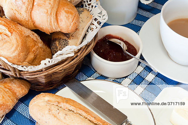 Croissants  Brot und Marmelade