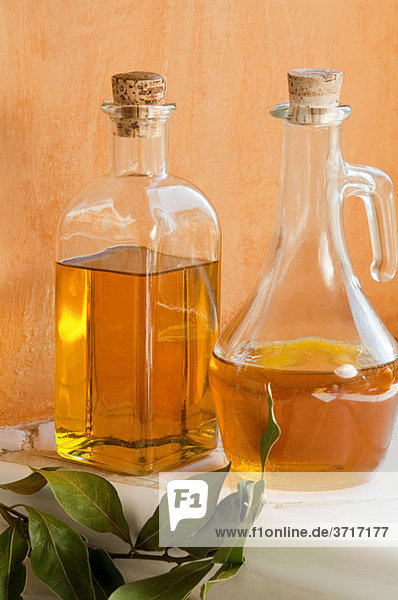 Flaschen mit Olivenöl