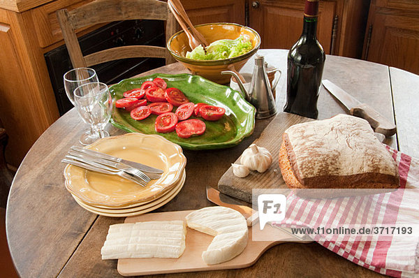 Tisch in französischer Landhausküche
