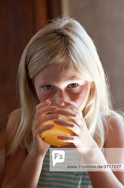 Mädchen mit einem Glas Orangensaft