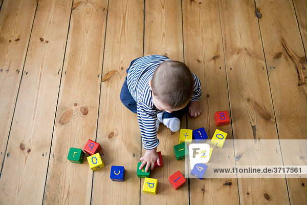 Baby Boy spielt mit Bausteinen