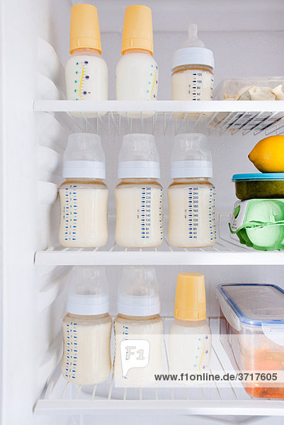 Flaschen Muttermilch im Kühlschrank
