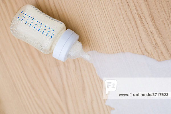 Milch verschüttet aus der Babyflasche