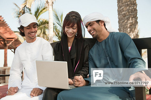 Naher Osten Menschen mit Laptop