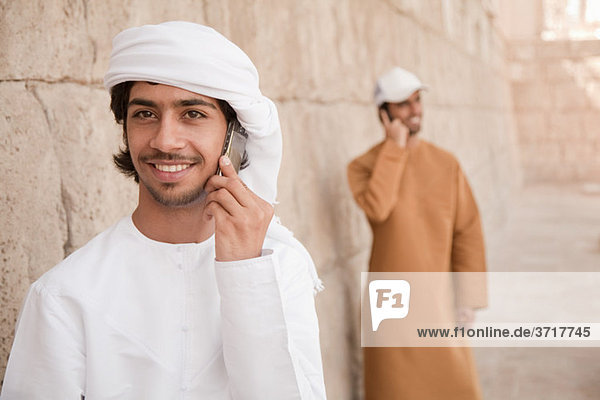 Mann aus dem Nahen Osten mit dem Handy