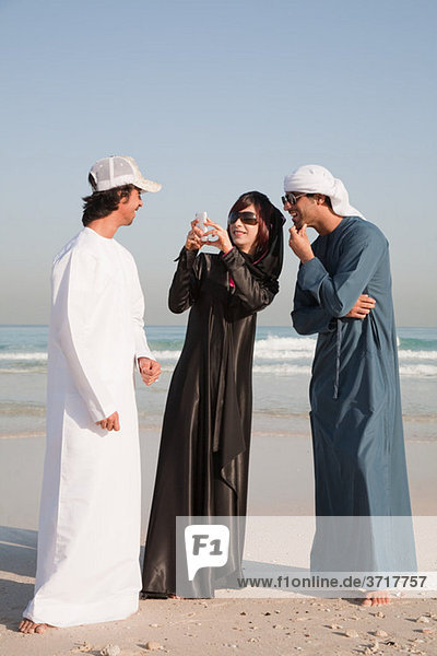 Menschen aus dem Nahen Osten am Strand