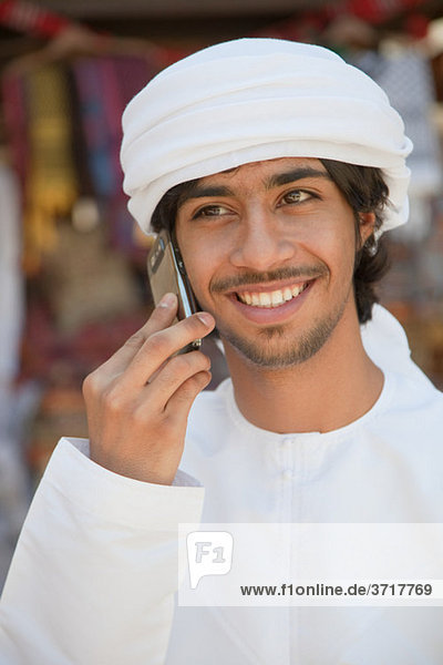 Mann aus dem Nahen Osten mit dem Handy
