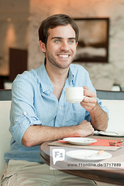 Junger Mann mit Kaffee