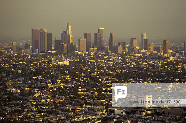 Skyline des Bankenviertels von Los Angeles in der Abenddämmerung  Kalifornien  USA