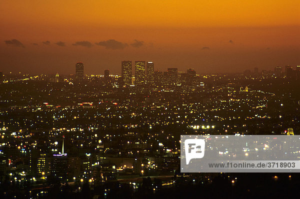 Skyline des Bankenviertels von Los Angeles bei Sonnenuntergang  Kalifornien  USA