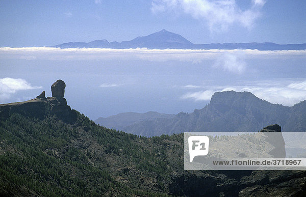 Wolkenfels Roque Nublo auf Gran Canaria mit dem Gipfel des Theide auf Teneriffa im Hintergrund  Spanien
