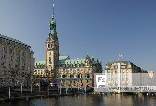Hamburger Rathaus und kleine Alster in der Hamburger Innenstadt