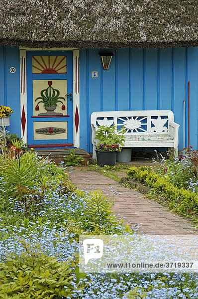 Farbenfrohe Eingangstür an einem typischen alten Haus in Zingst auf dem Darß