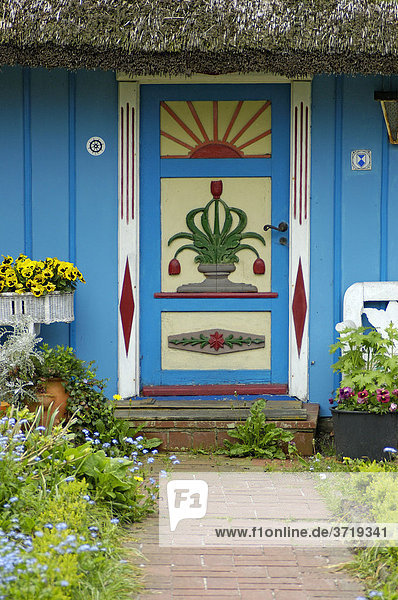 Farbenfrohe Eingangstür an einem typischen alten Haus in Zingst auf dem Darß