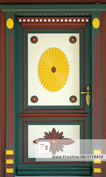 Farbenfrohe Eingangstür der urigen Teestube Teeschale in Prerow auf dem Darß