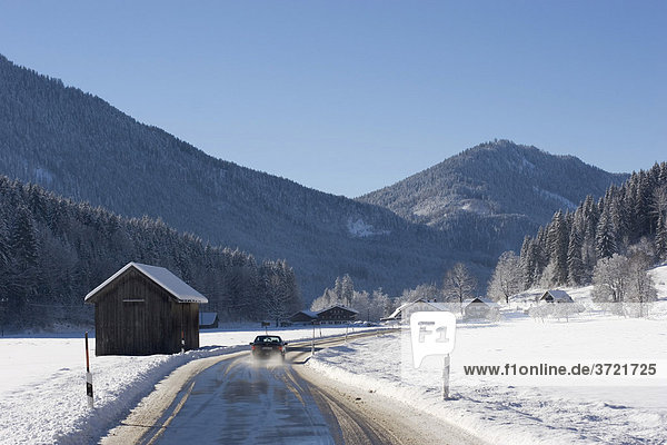 Winterliche Straße in Jachenau - Isarwinkel Oberbayern