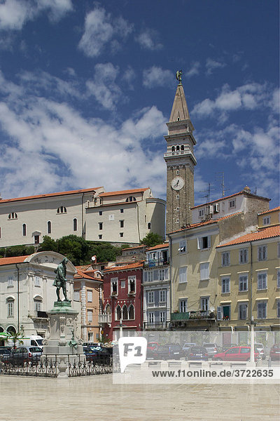 Hauptplatz Tartinijev trg und Kirche Sv. Jurij in Altstadt von Piran an der Adriaküste in Slowenien